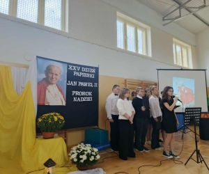  Uczniowie prezentują program artystyczny.