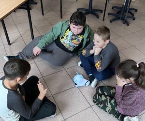 uczniowie podczas zabawy z photonem