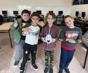 uczniowie bawią się robotem photon