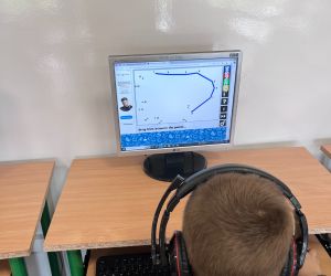 uczeń podczas zabaw online