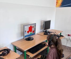 uczennica koduje obrazek online