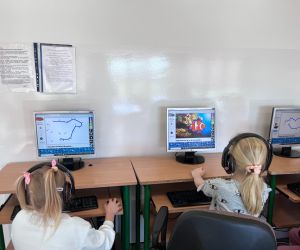 uczniowie podczas zabawy w kodowanie online