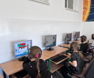 uczniowie podczas zabawy w kodowanie online