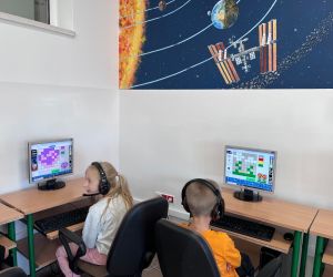 uczniowie podczas zabawy w kodowanie online