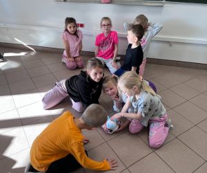 uczniowie podczas programowania robota