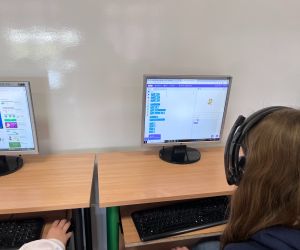 uczniowie podczas pracy w  Scratchu
