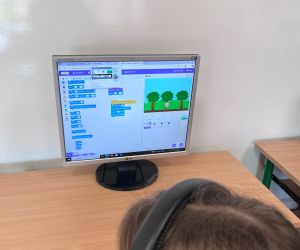 uczennica podczas pracy w  Scratchu