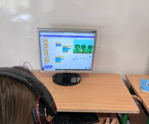 uczennica podczas pracy w  Scratchu