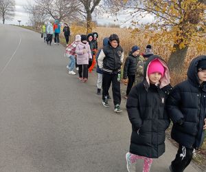 Uczniowie w drodze na mogiłę