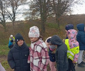 Uczniowie w drodze powrotnej do szkoły