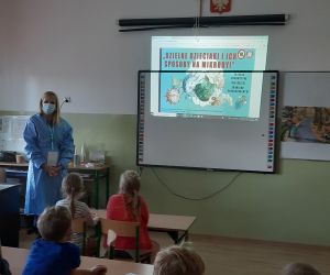 Pracownik PSSE w Hrubieszowie podczas zajęć z dziećmi. Tematyka spotkania-Dzielne dzieciaki i ich sposoby na mikroby.