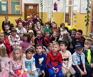 Uczniowie przebrani za postaci z bajek