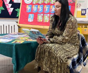 Nauczycielka czyta bajkę