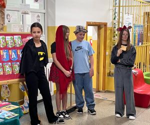 uczniowie klasy 7 w strojach