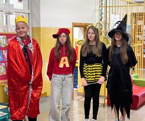 uczniowie klasy 5 w strojach