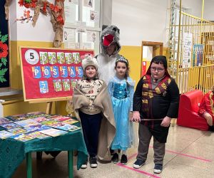 uczniowie klasy 1 z nauczycielką w strojach