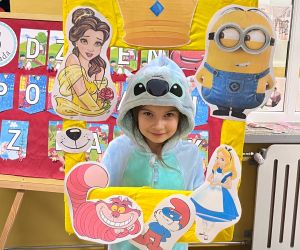 uczennica w stroju sticha z fotoramką