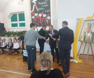 uczeń otrzymuje nagrodę za udział w konkursie