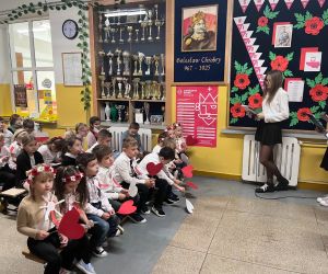 uczennica przybliża informacje dotyczące odzyskania niepodległości