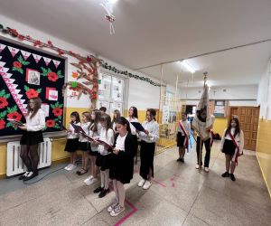 uczniowie oraz poczet sztandarowy