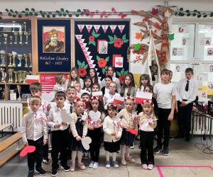 uczestnicy akademii na wspólnym zdjęciu z gazetką w tle