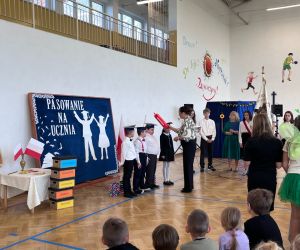 pani Dyrektor dokonuje pasowania 