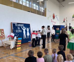 pani Dyrektor dokonuje pasowania 