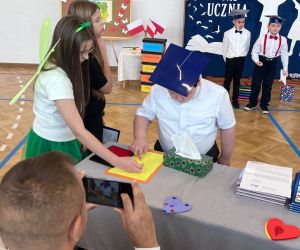 uczeń odbija odciski palców