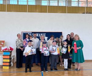 uczniowie, rodzice, wychowawczyni i pani dyrektor na wspólnym zdjęciu