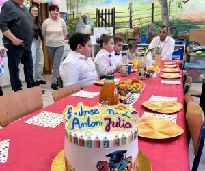 uczniowie i rodzice podczas poczęstunku