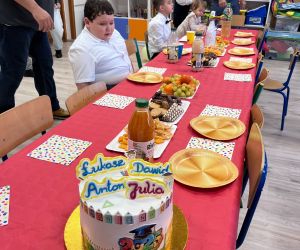 uczniowie i rodzice podczas poczęstunku