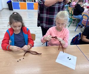 uczennice robią sznurkowe bransoletki