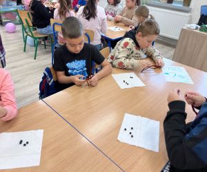 uczniowie robią sznurkowe bransoletki