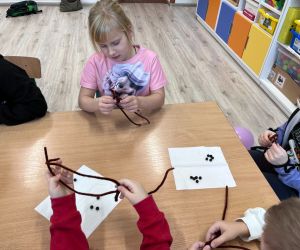 uczniowie robią sznurkowe bransoletki