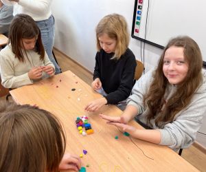 uczennice robią modelinowe korale