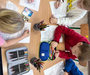 uczniowie kolorują Bolesława Chrobrego