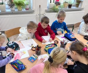 uczniowie kolorują Bolesława Chrobrego