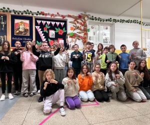 uczniowie z modelinowymi koralami