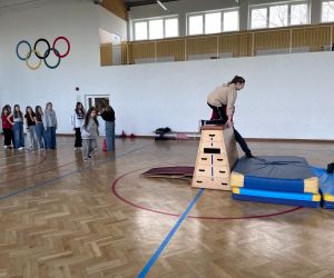 uczniowie podczas sztafety zadaniowej