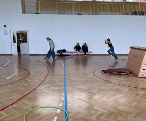 uczniowie podczas sztafety zadaniowej