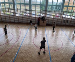 uczniowie podczas meczu piłki nożnej