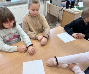 uczennice prezentują wykonane bransoletki