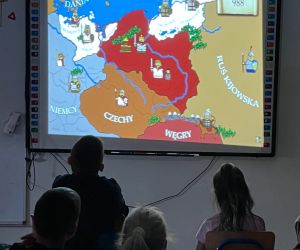 uczniowie oglądają animowany film o Patronie