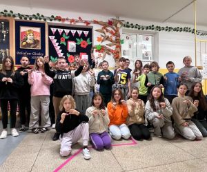 uczniowie z wykonanymi koralami