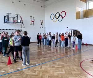 uczniowie podczas sztafety zadaniowej