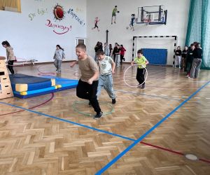 uczniowie podczas zabawy sportowej