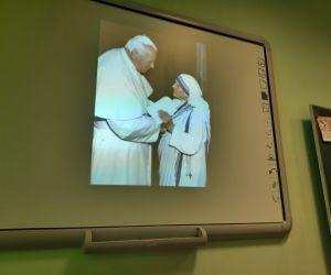 Prezentacja multimedialna-slajd przedstawiający Papieża, który rozmawia z Matką Teresą z Kalkuty