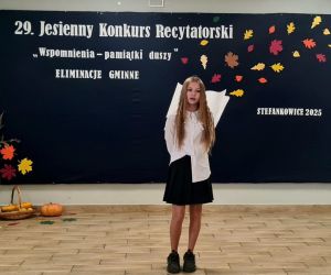 Uczennica klasy piątej recytuje wiersz podczas konkursu