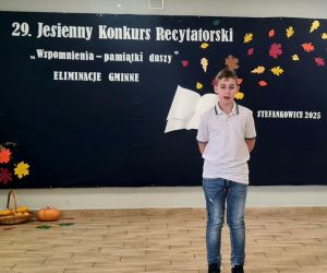 Uczeń klasy piątej recytuje wiersz podczas konkursu