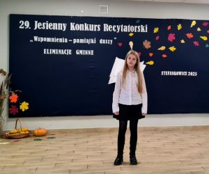 Uczennica klasy piątej recytuje wiersz podczas konkursu
